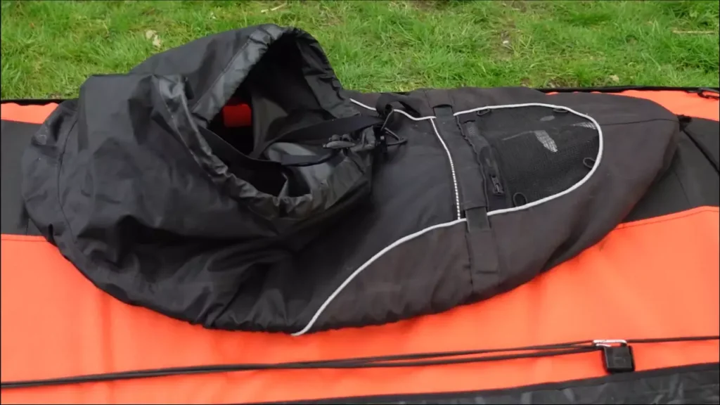 Sitzluke im Gumotex Rush 2 mit Verdeck und aufgezogener Spritzschürze